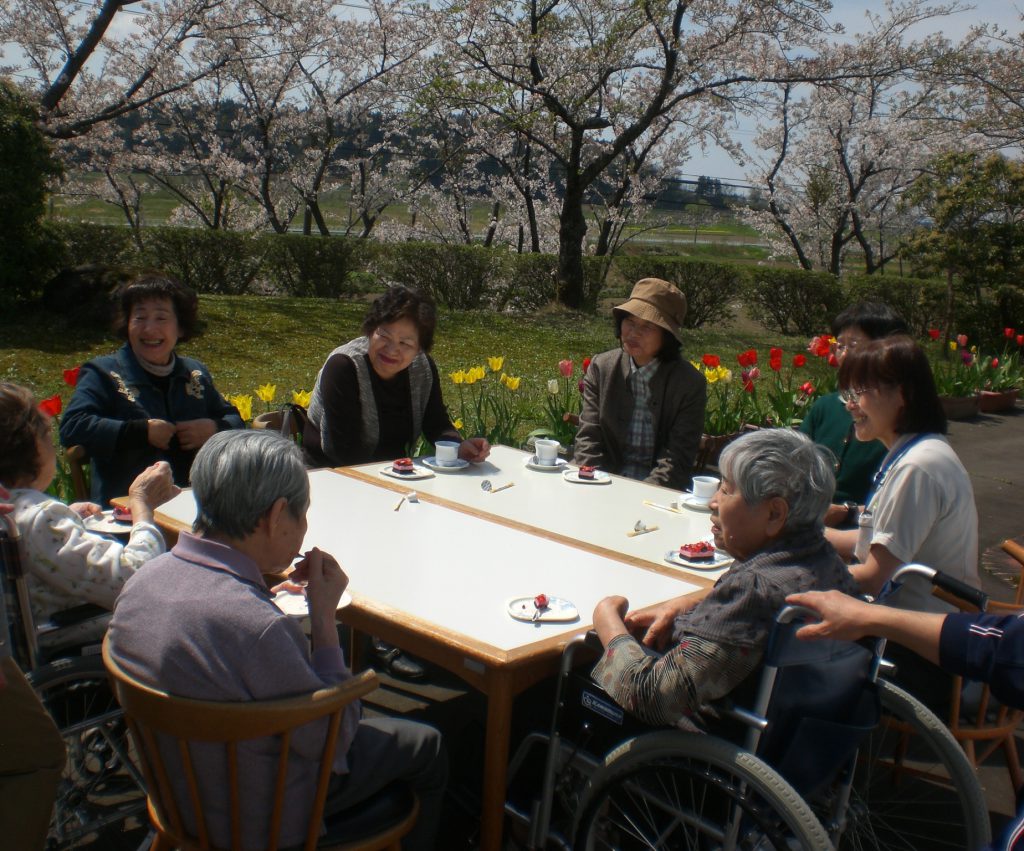 寿康園中庭にて